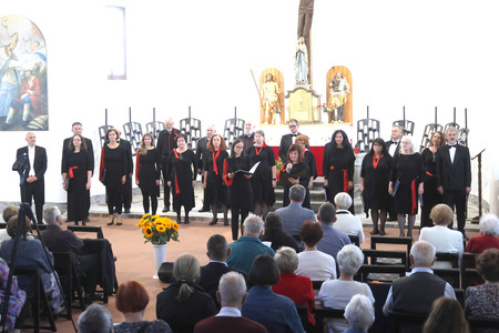 Letni koncert Komorni zbor Fran Gerbič, gostje MePZ Postojna 09 Foto Ljubo Vukelič